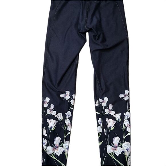 Fabletics cascading flowers high waisted leggings - Picture 5 of 8